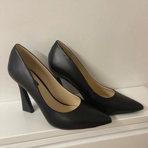 Nine West Pumps, Black Leather, very comfortable. Worn only once.